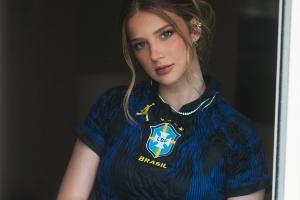 世界杯社交秀：马丁内利女友展现绝美气质，胡梅尔斯女友看台抢眼