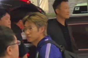 韩国球迷在机场对洪明甫进行斥责，李刚仁在一旁长时间凝视球迷，表情沉思