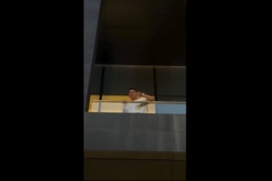 C罗于阳台向球迷挥手，众多球迷欢呼