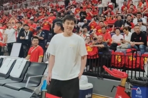 郭艾伦现场助威，观摩中国男篮对阵日本男篮比赛