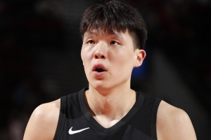 开拓者自媒体：签约卡尔森和留下罗威意图明显，球队对杨瀚森信心不足