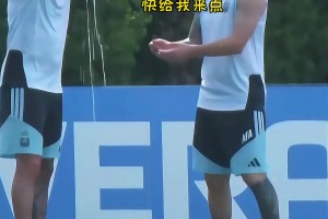 太热了！梅西&德保罗训练中用矿泉水降温解暑