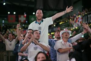 英格兰球迷对墨西哥比赛时间更改表示不满：球迷再度沦为忽视对象