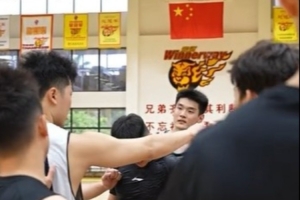 广东男篮分享训练片段：夏季集训阵容扩大 休赛期蓄力修炼