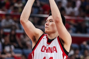 首发表现优异！李弘权半场7投4得9分1篮板2助攻 正负值+16